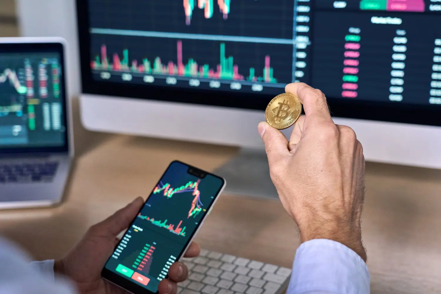 Jak wybrać giełdę kryptowalut - na co zwrócić uwagę przed rejestracją